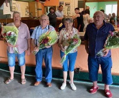 photo  le challenge sur invitation de la société de boule de fort la tranquillité de villaines-sous-malicorne a regroupé une vingtaine d’équipes. la finale a été remportée 12-10 par serge lépine et daniel deforge, des malicornais, devant raymonde étourneau et le président du jeu michel vannier.  &copy;  le maine libre 