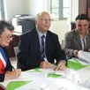 photo martine couet, maire, emmanuel aubry, préfet, et virginie parisse, présidente de depar, signent la convention pour france services.