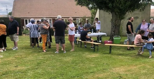 photo  le lotissement du grand-pré a décidé, à l’initiative de plusieurs habitants, d’organiser la fête des voisins sur l’espace vert du quartier, dimanche dernier. c’était la première fois, dans l’histoire du lotissement, vieux de quarante ans, que cette réunion des voisins avait lieu. une quarantaine de participants étaient présents, dont le maire, patrice leboucher. le repas s’est suivi d’activités de loisirs : boules, belote, dominos...  &copy;  ouest-france 