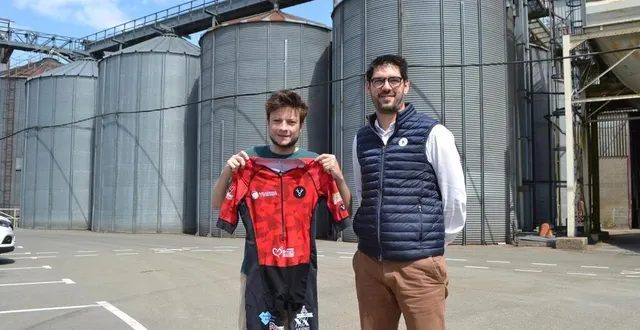 photo  alexandre allain (à gauche) en compagnie de sylvain guiardière, directeur d’anjou-maine-céréales qui soutient le défi sportif du jeune homme, originaire de chantenay-villedieu.  &copy;  le maine libre 