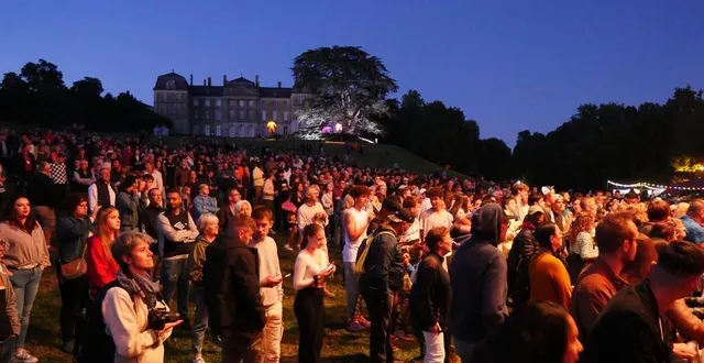 photo  en fin de soirée, vendredi 1er juillet 2022, la foule était présente dans le parc du château de sablé-sur-sarthe à l’occasion de la première soirée du festival pop au parc.  &copy;  le maine libre 