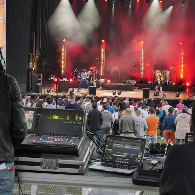 photo devant la grande scène, les spectateurs étaient nombreux à danser pour le concert de la chanteuse kalika.  ©  le maine libre