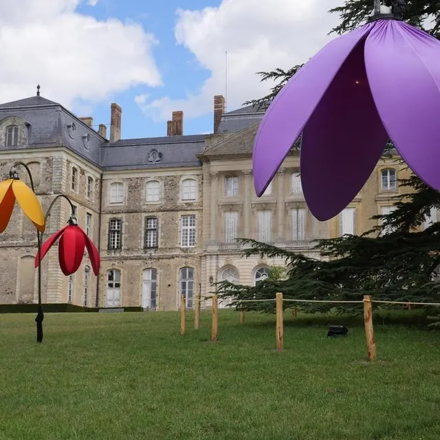 photo le parc du château de sablé-sur-sarthe a été redécoré pour à l’occasion du festival pop au parc.  ©  le maine libre