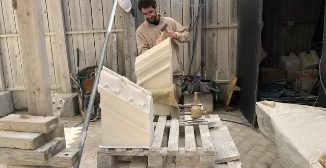 photo  la taille de pierre est le plus gros lot du chantier de restauration de l’église.  &copy;  le maine libre 