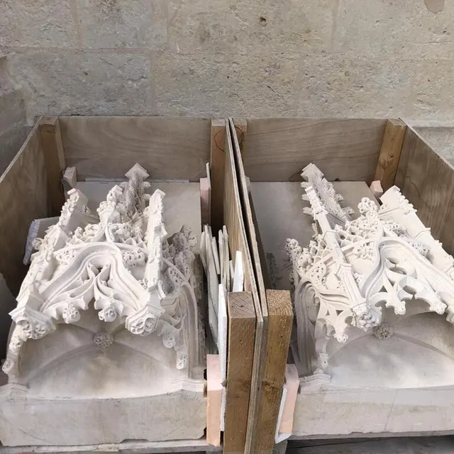 photo les dais sont des pièces de pierre sculptée disposées au-dessus des statues.  ©  le maine libre