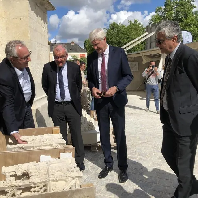 photo les élus et représentants de différents organismes sont venus pour le retour des dais à notre-dame des marais.  ©  le maine libre