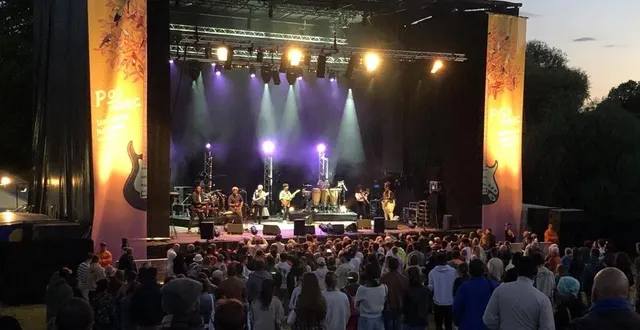 photo  cimafunk a fait danser le public de pop au parc avec sa musique afro-cubaine, pleine de rythme et de vitalité.  &copy;  ouest-france 