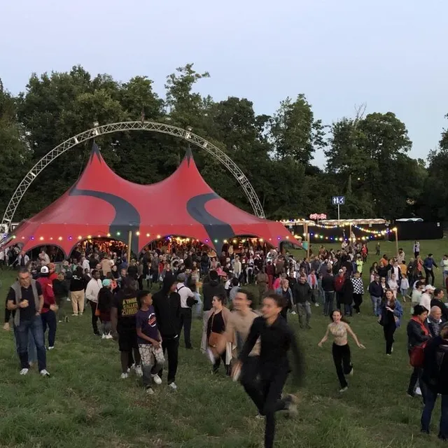 photo le chapiteau du festival pop au parc permet de boire un pot au parc.  ©  ouest-france