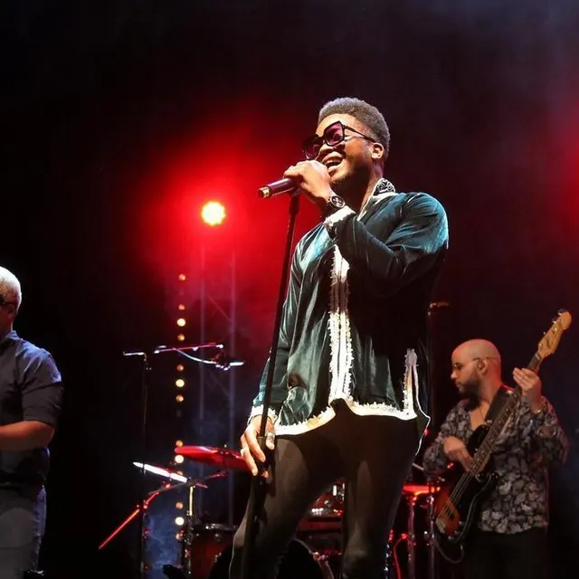 photo le chanteur cimafunk et ses musiciens ont animé la deuxième partie de la soirée inaugurale du festival.  ©  ouest-france