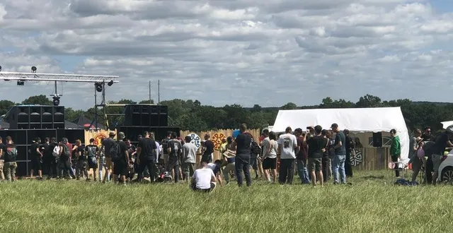 photo  le matériel a été installé dans la nuit du vendredi 1er au samedi 2 juillet 2022 : sept murs de son ont pris place dans un vaste champ.  &copy;  ouest-france 