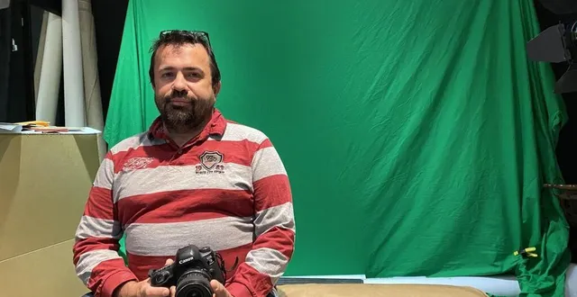 photo  christophe serrare, réalisateur du documentaire « c’est qui un agri ? », dans son studio de photographie à luché-pringé (sarthe), jeudi 30 juin 2022.  &copy;  ouest-france 