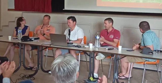 photo  à l’assemblée générale de l’ac aigné du 17 juin, le bureau a été réélu pour la saison 2022-2023. le bureau a maintenant 19 membres.  &copy;  le maine libre 