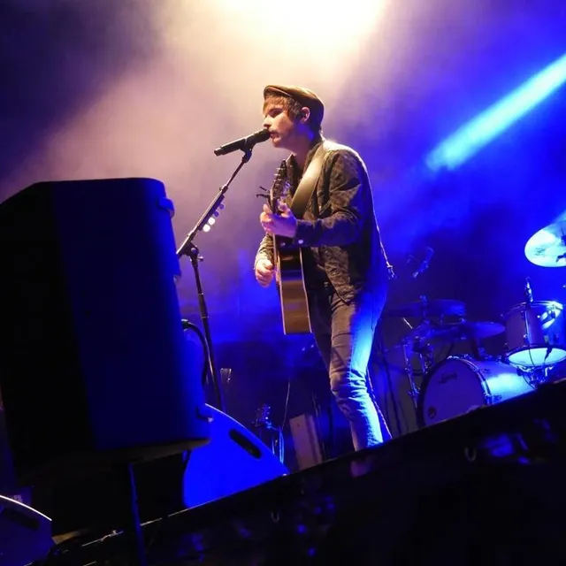 photo le public a repris à tue-tête de nombreuses musiques du chanteur.  ©  le maine libre