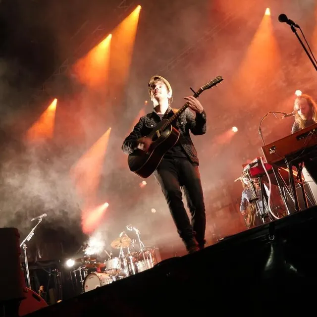 photo le chanteur de 32 ans s’est produit pendant près d’une heure et demie sur scène.  ©  le maine libre