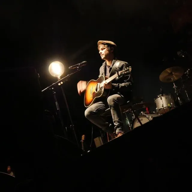 photo gauvain sers, à la fin de l’interprétation poignante de “mon fils est parti au djihad”.  ©  le maine libre