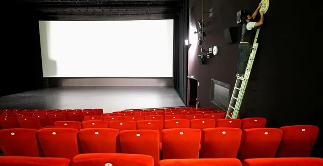 photo  un employé travaille pendant les préparatifs de réouverture d’un cinéma à saint-sébastien-sur-loire, près de nantes, le 17 mai 2021. photo d’illustration.  &copy;  stephane mahe / archives reuters 