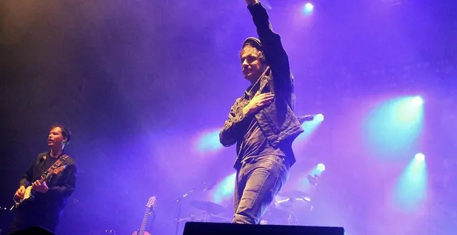 photo  le chanteur français gauvain sers, tête d’affiche de la première édition du festival pop au parc, a conquis un public sabolien tout acquis à son répertoire.  &copy;  ouest-france 