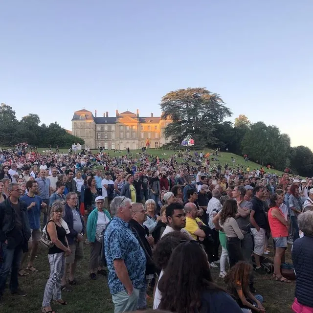photo plus de 3 000 spectateurs avaient fait le déplacement dans le parc du château pour la deuxième soirée de pop au parc.  ©  ouest-france