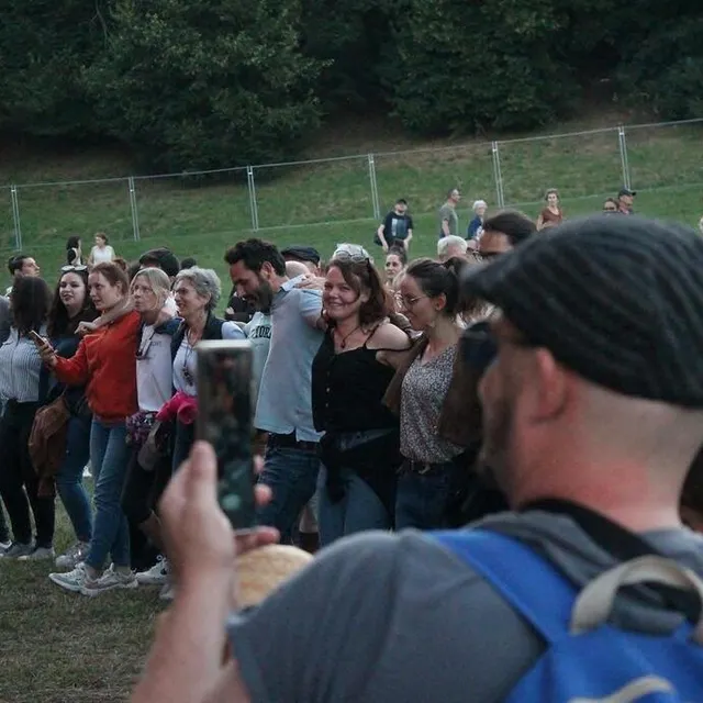photo le public a dansé en rond bras dessus bras dessous sur les airs de la caravane passe.  ©  ouest-france
