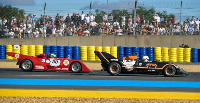 photo  le plateau 6 rassemblant les autos de 1972 à 1981, ici deux protos lola achèvent la montée de la chicane dunlop.  &copy;  daniel fouray / ouest-france 