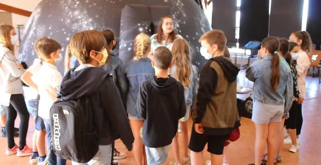 photo  encadré par clémence casanova, un groupe d’élèves de cm 1 et cm 2 a découvert le planétarium.  &copy;  ouest-france 