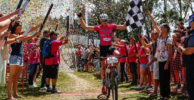 photo  sous le soleil, le public nombreux salue le vainqueur du week-end (team isa 42 sarthe).  &copy;  le maine libre 