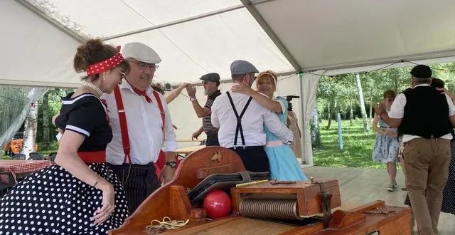 photo  la guinguette ô bord du loir de thorée-les-pins (sarthe) a remonté le temps lors d’une journée sur le thème des années 1950, avec bal, orgue de barbarie et concours de miss guinguette.  &copy;  ouest-france 