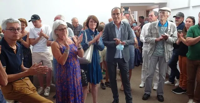photo  jean-claude moser (au centre)? applaudit par ses supporters à l’annonce de son élection. sa liste remporte 15 sièges sur 19.  &copy;  ouest-france 