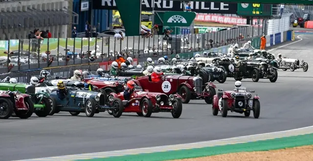 photo  le départ « type le mans » du plateau 1 avec les voitures d’avant-guerre.  &copy;  daniel fouray / ouest-france 