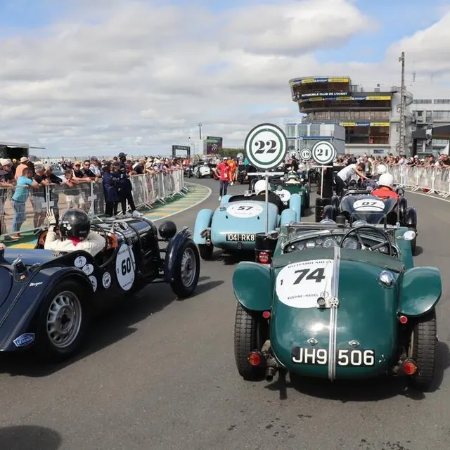 photo le mans classic 2022, 10e édition, sur la prégrille du plateau 1 qui regroupe les voitures d’avant-guerre.  ©  ouest-france