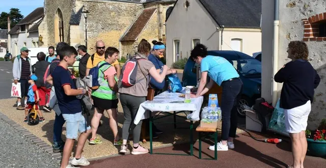 photo  les randonneurs à leur inscription.  &copy;  le maine libre 