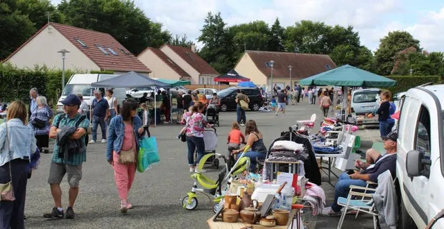 photo  beaucoup d’exposants et de public lors du vide-greniers de saint-rémy-des-monts.  &copy;  le maine libre 
