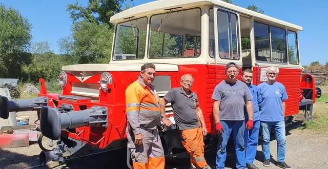 photo  grâce au travail de l’équipe de bénévoles conduite par le président michel louêt (à droite), la draisine est rutilante.  &copy;  ouest-france 