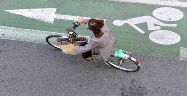 photo  en réponse à cet appel à témoignages publié sur ouest-france angers, les cyclistes sont les plus nombreux à avoir pris la parole. principal écho ? la difficulté à cohabiter avec les voitures dans certains lieux non conçus pour accueillir les deux.  &copy;  archives ouest france 