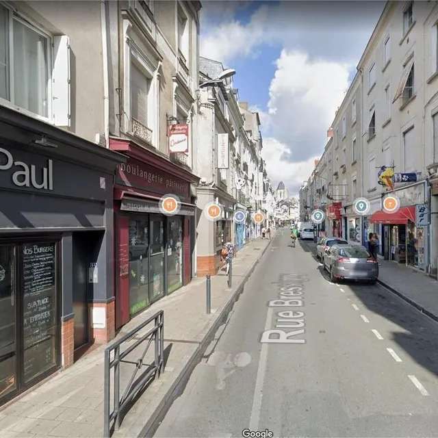 photo « le problème est qu’il est difficile pour les piétons de circuler sur le trottoir car il est envahi par les trottinettes », raconte marie, habitante du centre-ville qui emprunte fréquemment ce trajet à pieds.  ©  capture écran google map