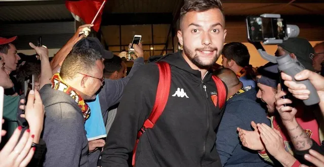 photo  nicolas kocik fêté en héros lors de la montée du mans fc en ligue 2…  &copy;  arnaud despelchain. 