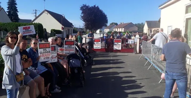 photo  les parents d’élèves ont bloqué l’accès à l’école pour dénoncer la non-ouverture d’une 7e classe à la rentrée.  &copy;  le maine libre 