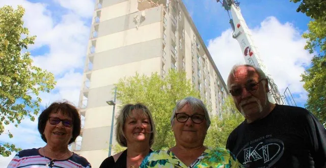 photo  gilda, catherine, françoise et jean-luc, anciens locataires de la barre hlm de la rue emmanuel-chabrier à allonnes (sarthe), ne voulaient pas manquer sa destruction.  &copy;  ouest-france 
