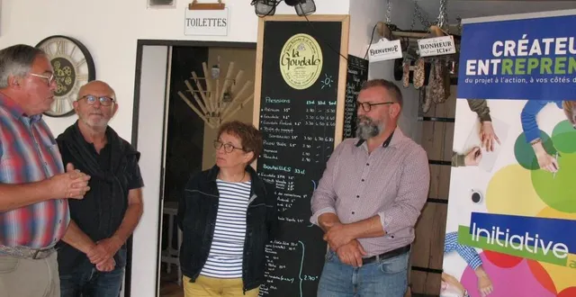 photo  christian menant (président d’initiative anjou), jean-pierre janvrin (parrain), marie-claude hamard (mairie du lion) avec jérôme maurier. 