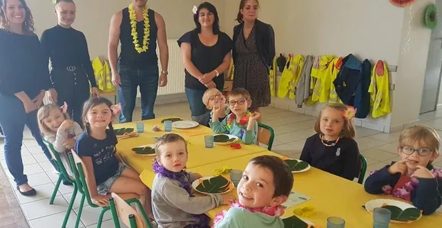 photo  les enfants à table.  &copy;  le maine libre 
