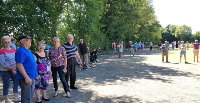 photo  l’équipe de l’association profite d’un moment de calme à la buvette pour venir encourager les joueurs sur le terrain.  &copy;  le maine libre 