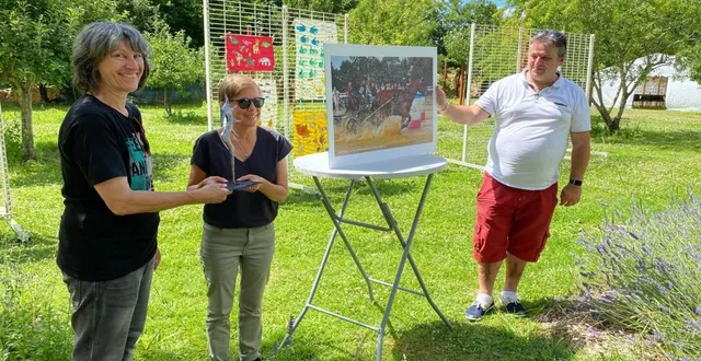 photo  christine chantepie (au centre) a reçu son trophée des mains de véronique lesage et de gilles murail.  &copy;  le maine librte 