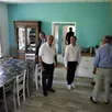 photo le maire, richard marquet, présente la vaste salle à manger du gîte.