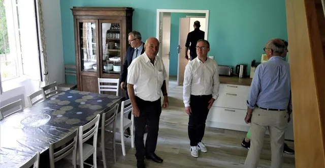 photo  le maire, richard marquet, présente la vaste salle à manger du gîte.  &copy;  ouest-france 