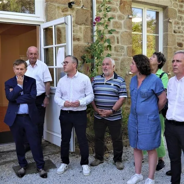 photo les personnalités, élus et amis sont venus nombreux pour écouter le maire, richard marquet, présenter l’histoire de la création du gîte pour groupes.  ©  ouest-france