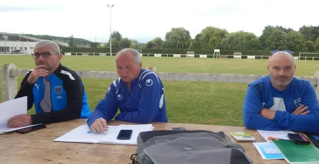 photo  michel cador (au centre) le président de l’usar, entouré de christophe ramaugé trésorier et jean-michel guimier secrétaire.  &copy;  le maine libre 