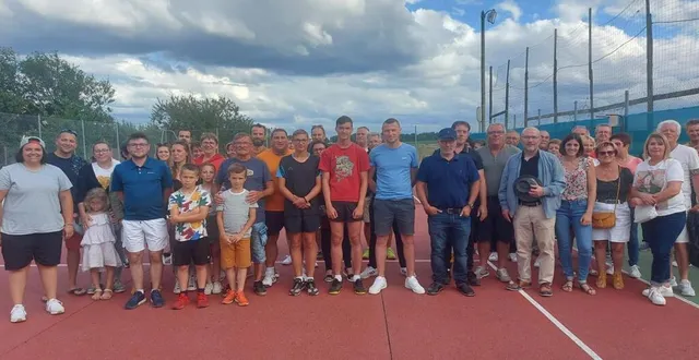 photo  tous les joueurs et dirigeants avant la remise des lots.  &copy;  le maine libre 