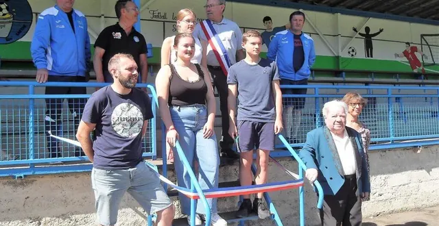 photo  roger percheron a coupé le ruban avec un jeune participant  &copy;  le maine libre 