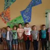 photo  quelques élèves devant une petite partie de cette fresque. 