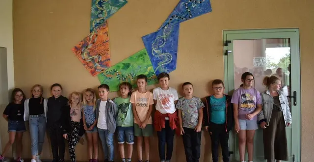 photo  quelques élèves devant une petite partie de cette fresque.  &copy;  le maine libre 